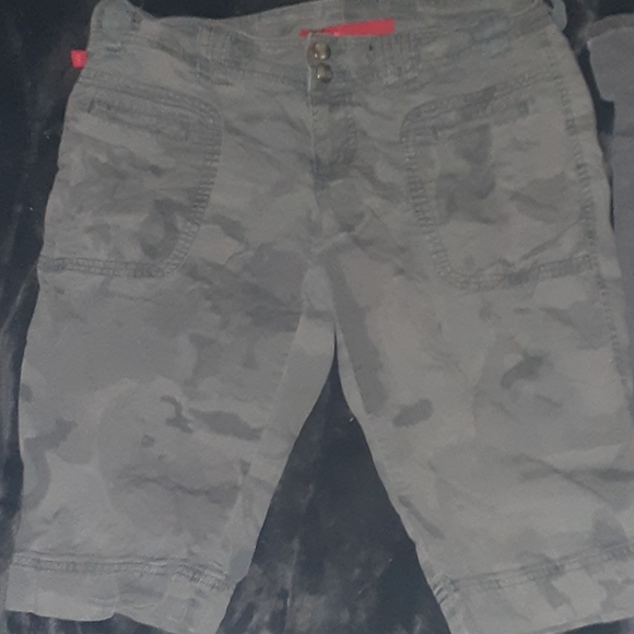 Natalie Burmudas - Picture 1 of 5